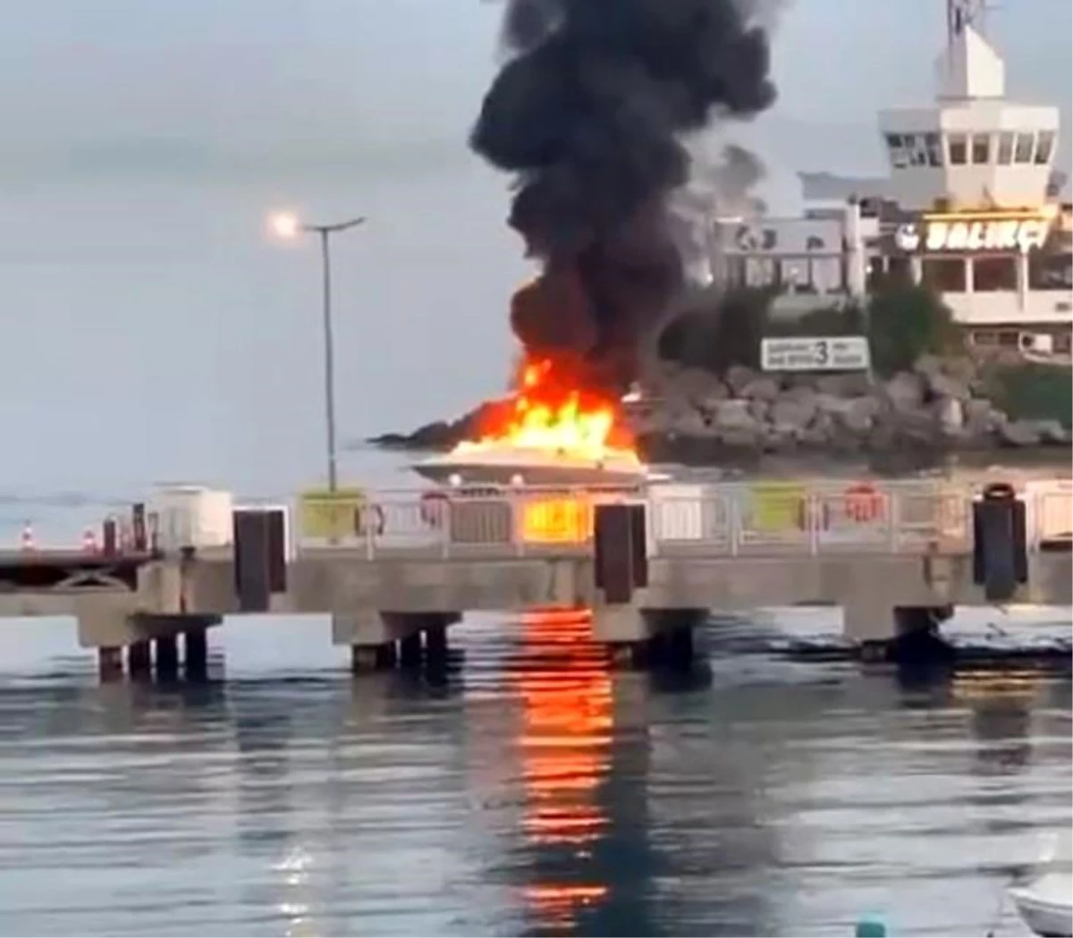 Ataköy\'de Tekne Yangını: 4 Yaralı