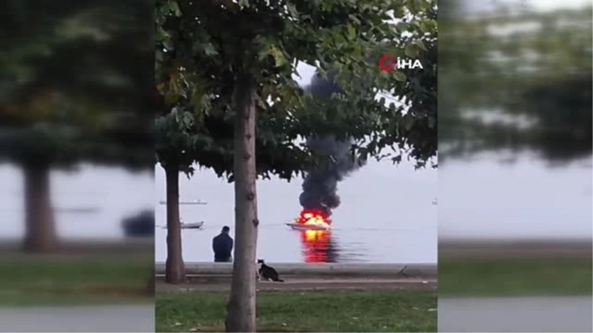 Bakırköy Ataköy\'de bir tekne bilinmeyen bir nedenle yanmaya başladı.