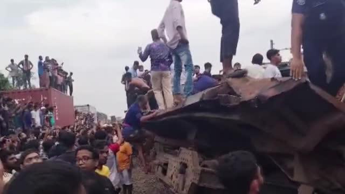 Bangladeş\'te Yük Treni ile Yolcu Treni Çarpışması: 17 Ölü, 100\'den Fazla Yaralı
