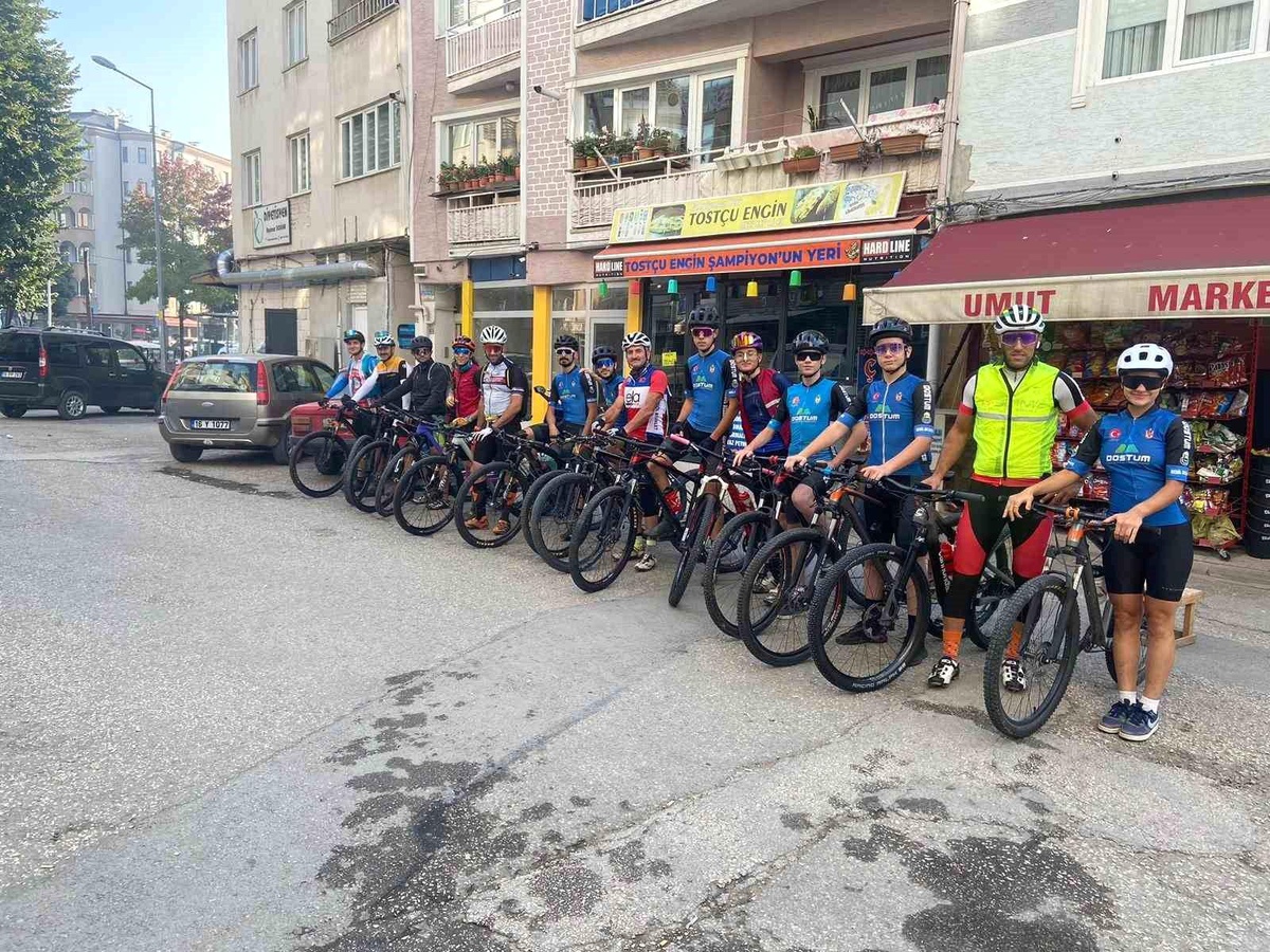 Bisiklet takımı Cumhuriyetin 100\'üncü yılını Uludağ\'ın zirvesinde kutladı