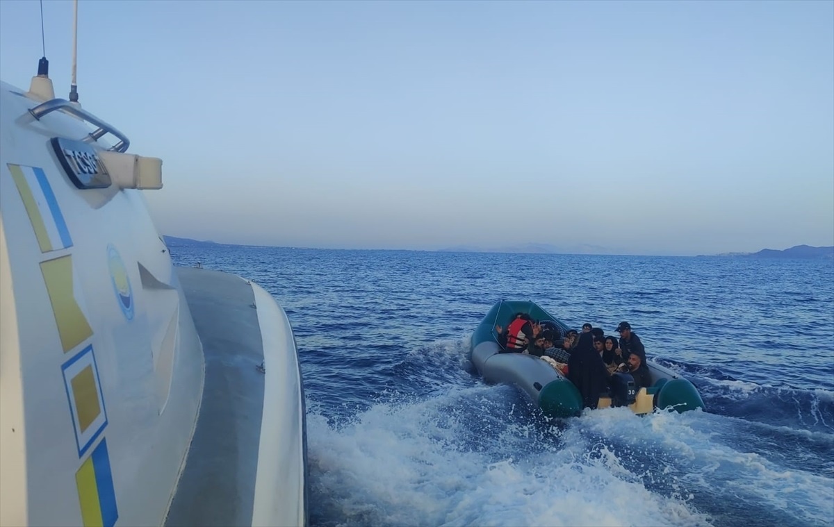 Bodrum açıklarında lastik botta 32 düzensiz göçmen yakalandı