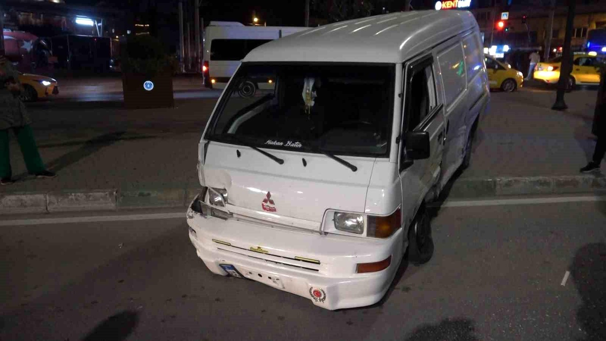 Bursa\'da minibüs önce taksiye ardından yayalara çaptı: 4 yaralı