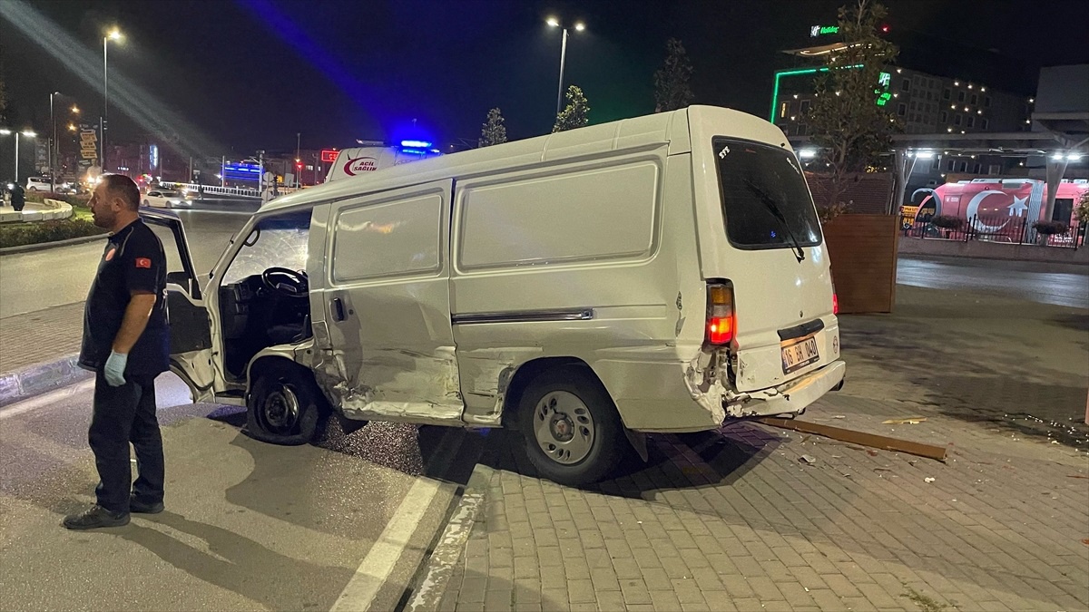 Bursa\'da Ticari Taksiye Çarpan Minibüs Sürücüsü Olay Yerinden Kaçtı, 5 Kişi Yaralandı