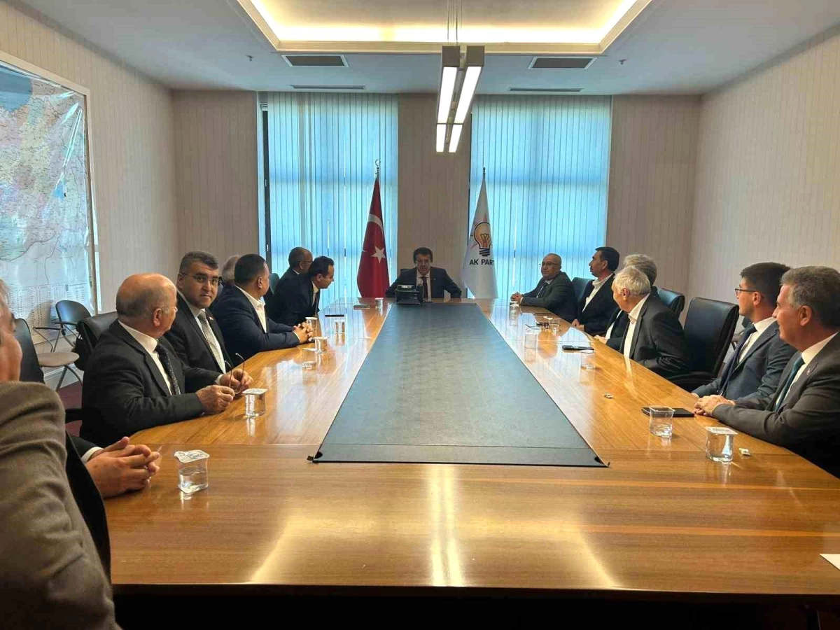 Denizli Çameli Belediye Başkanı Cengiz Arslan ve heyeti Nihat Zeybekçi\'yi ziyaret etti
