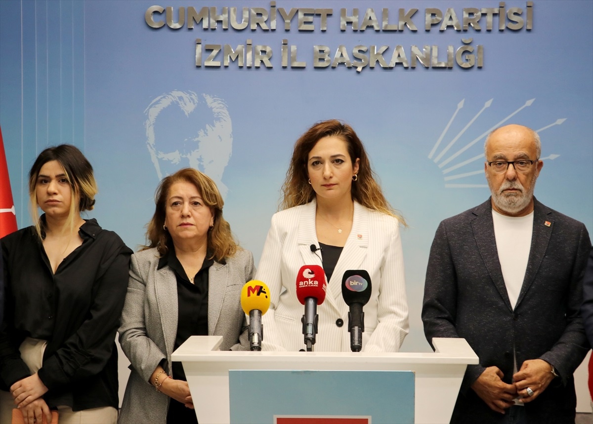 CHP İzmir İl Sekreteri: Irak ve Suriye\'ye asker gönderme tezkeresi yabancı askerlerin Türkiye\'de bulunmasının önünü açacak