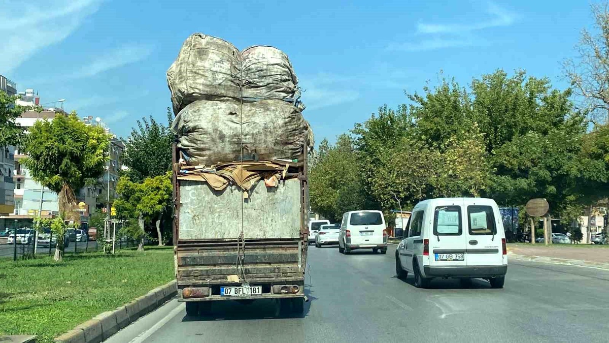 Antalya\'da Tehlikeli Yolculuk Yapan Kamyonete Ceza