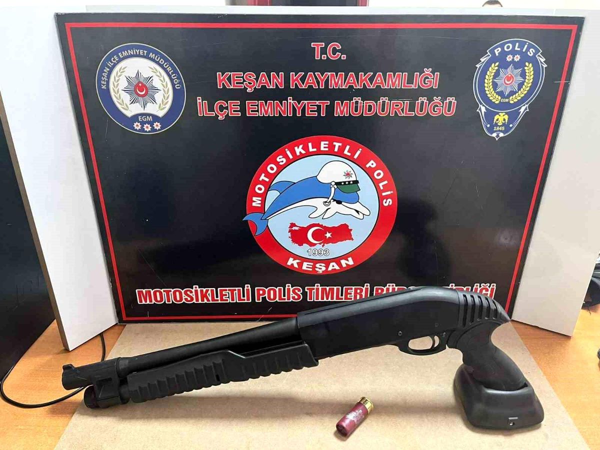 Edirne\'de lastiklerine ateş açılarak durdurulan otomobildeki 2 kişi gözaltına alındı