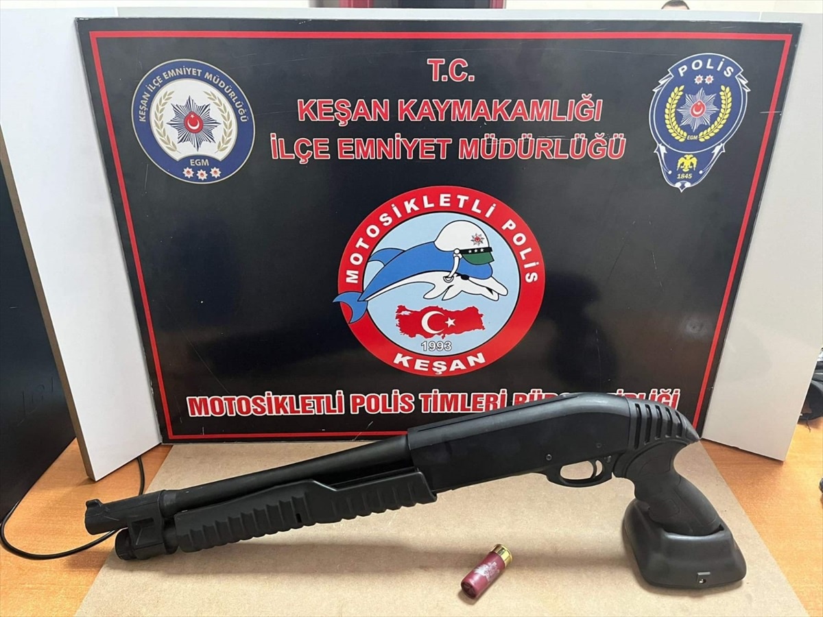 Keşan\'da polis ekipleri tarafından durdurulmayan otomobil lastiklere ateş açılarak durduruldu