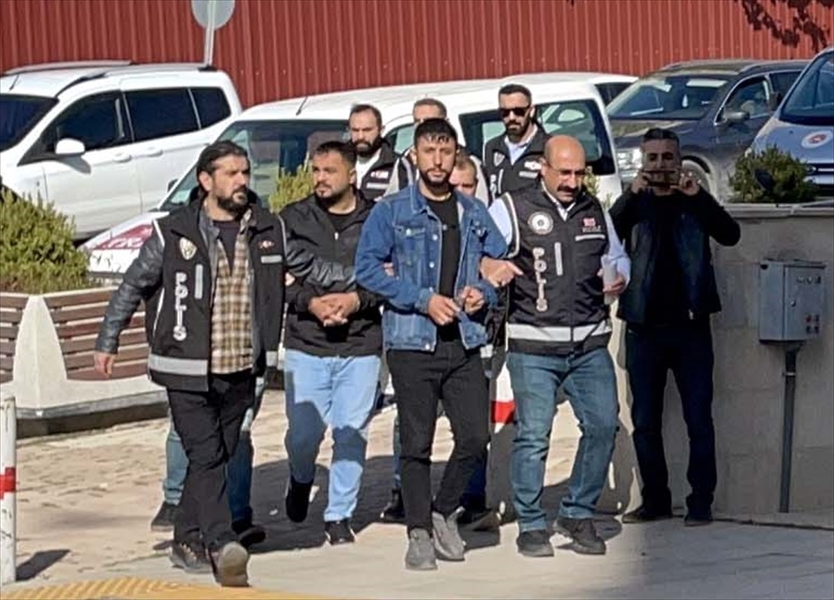 Elazığ\'da Ruhsatsız Silah Operasyonu: 15 Tüfek ve 37 Tabanca Ele Geçirildi