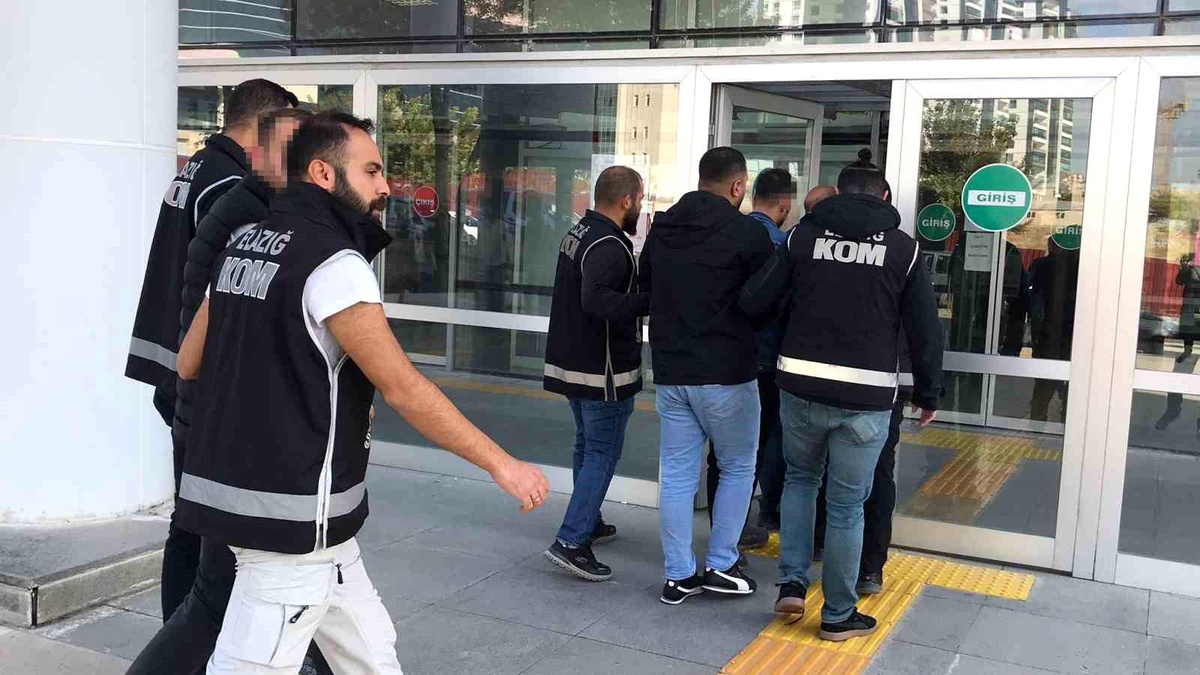 Elazığ\'da Silah Kaçakçılarına Operasyon: 37 Tabanca ve 15 Tüfek Ele Geçirildi