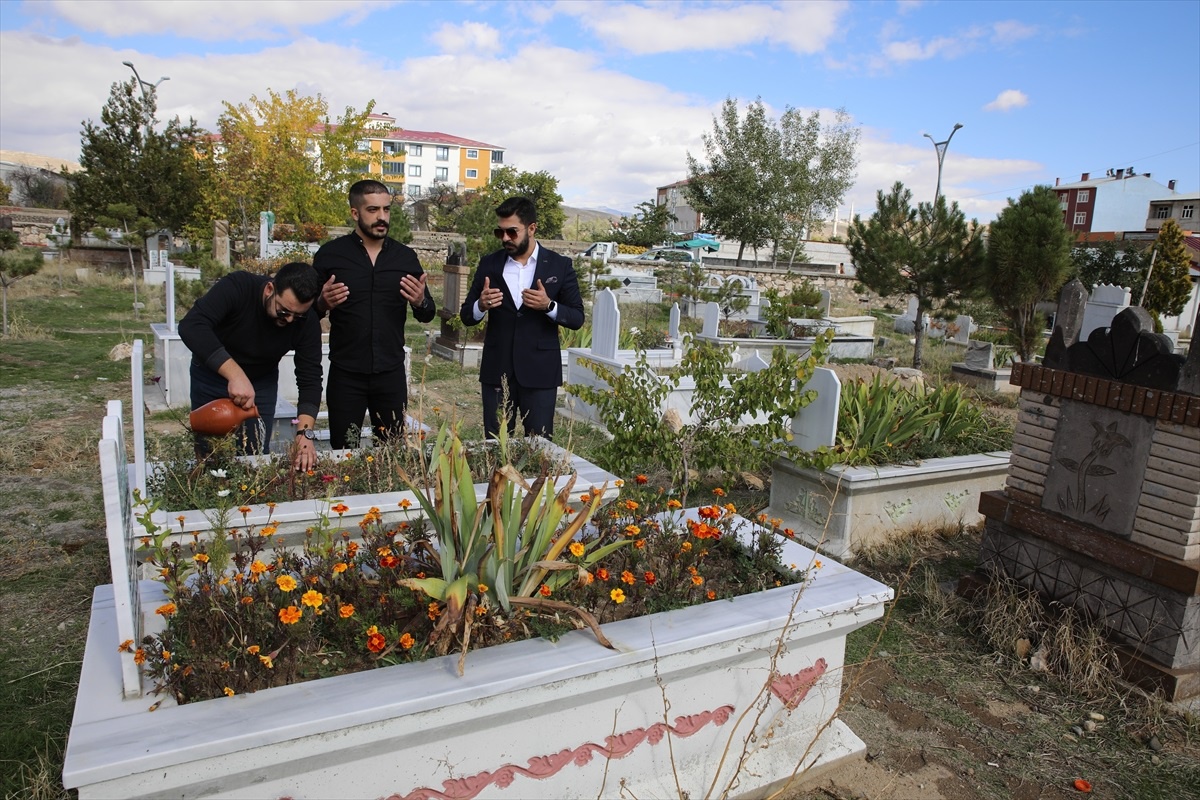 Depremde enkaz altından kurtulan genç, hemşire olarak insanlara yardım ediyor