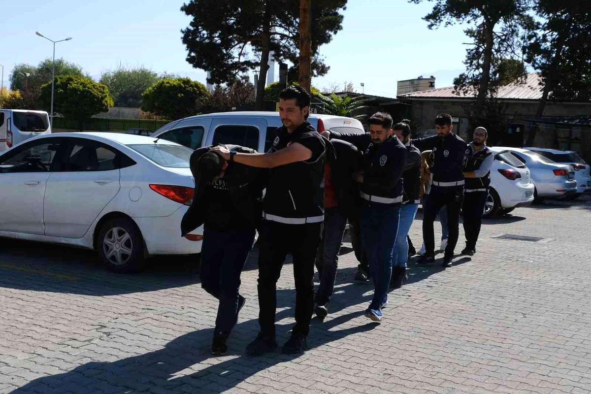 Erzincan\'da 100 Milyon TL Değerinde Uyuşturucu Yakalandı