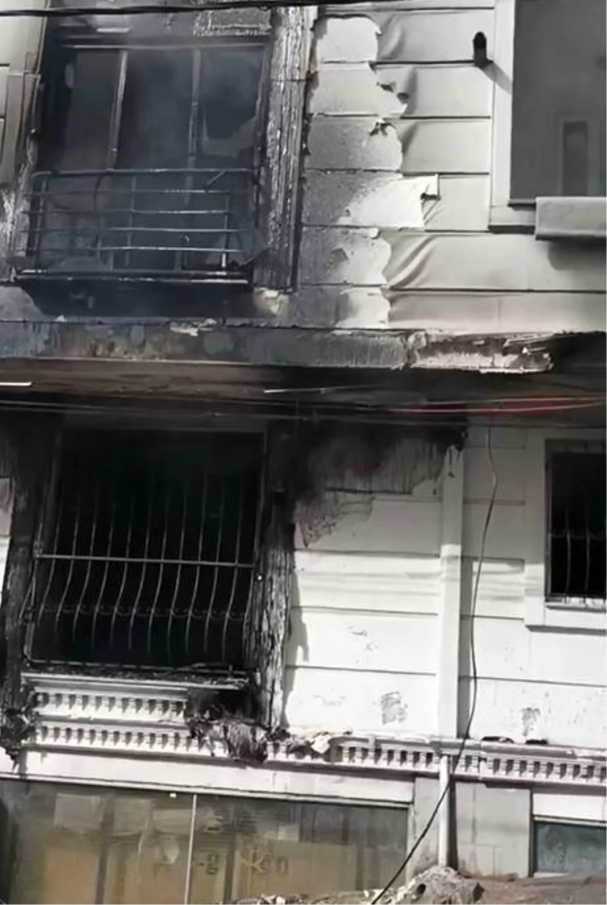 Esenyurt\'ta Bir Binada Yangın Çıktı, Mahsur Kalanlar İtfaiye Tarafından Kurtarıldı