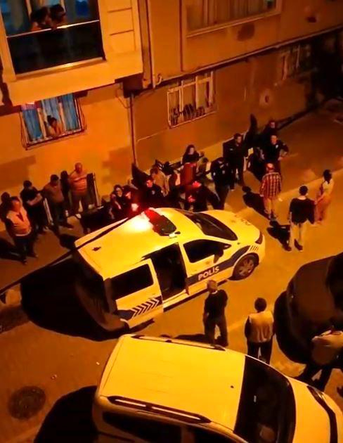 Esenyurt\'ta babasını döven adam mahalle sakinlerine eşya fırlattı