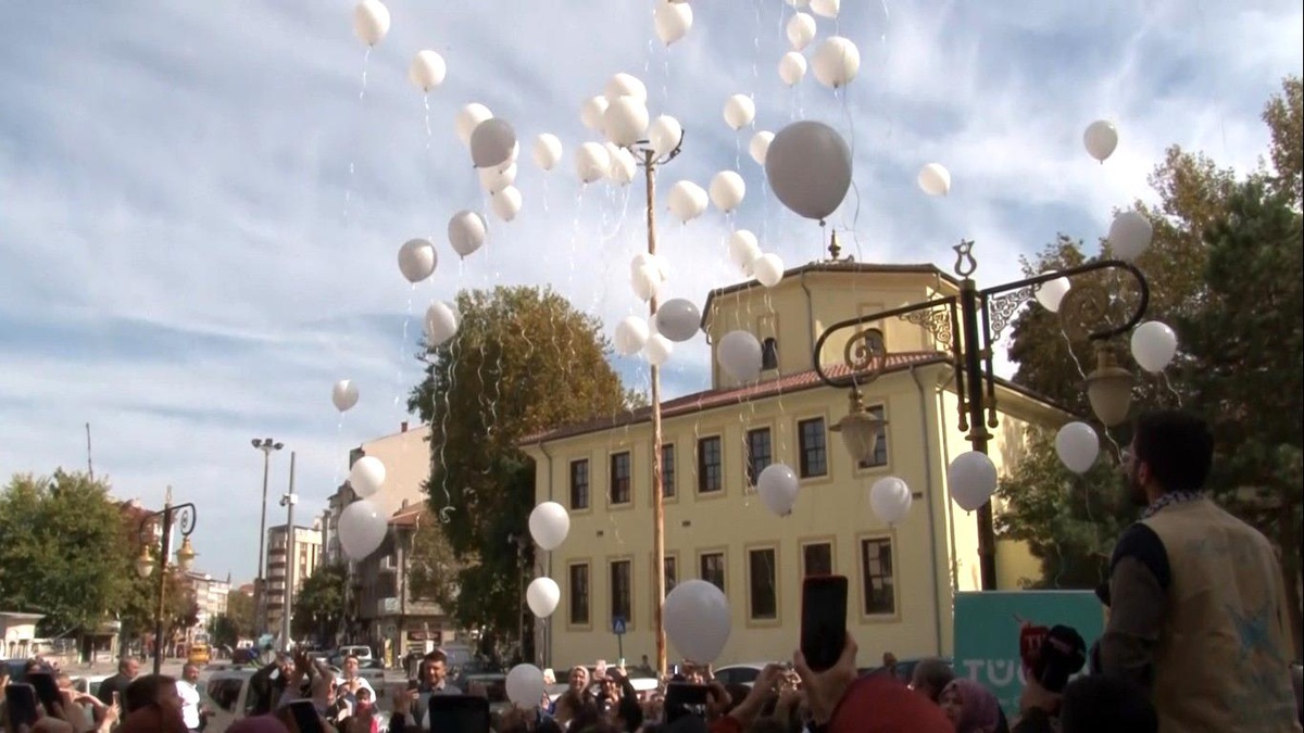 Filistinli şehit çocuklar için gökyüzüne beyaz balonlar bırakıldı
