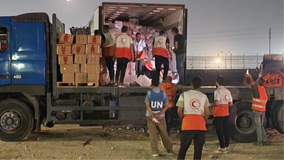 Filistin Kızılayı, Gazze\'ye insani yardım malzemeleri gönderdi