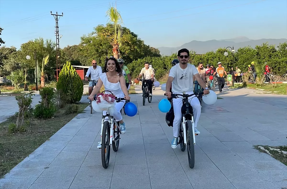 Hatay\'da çift bisikletleriyle nikah salonuna gitti