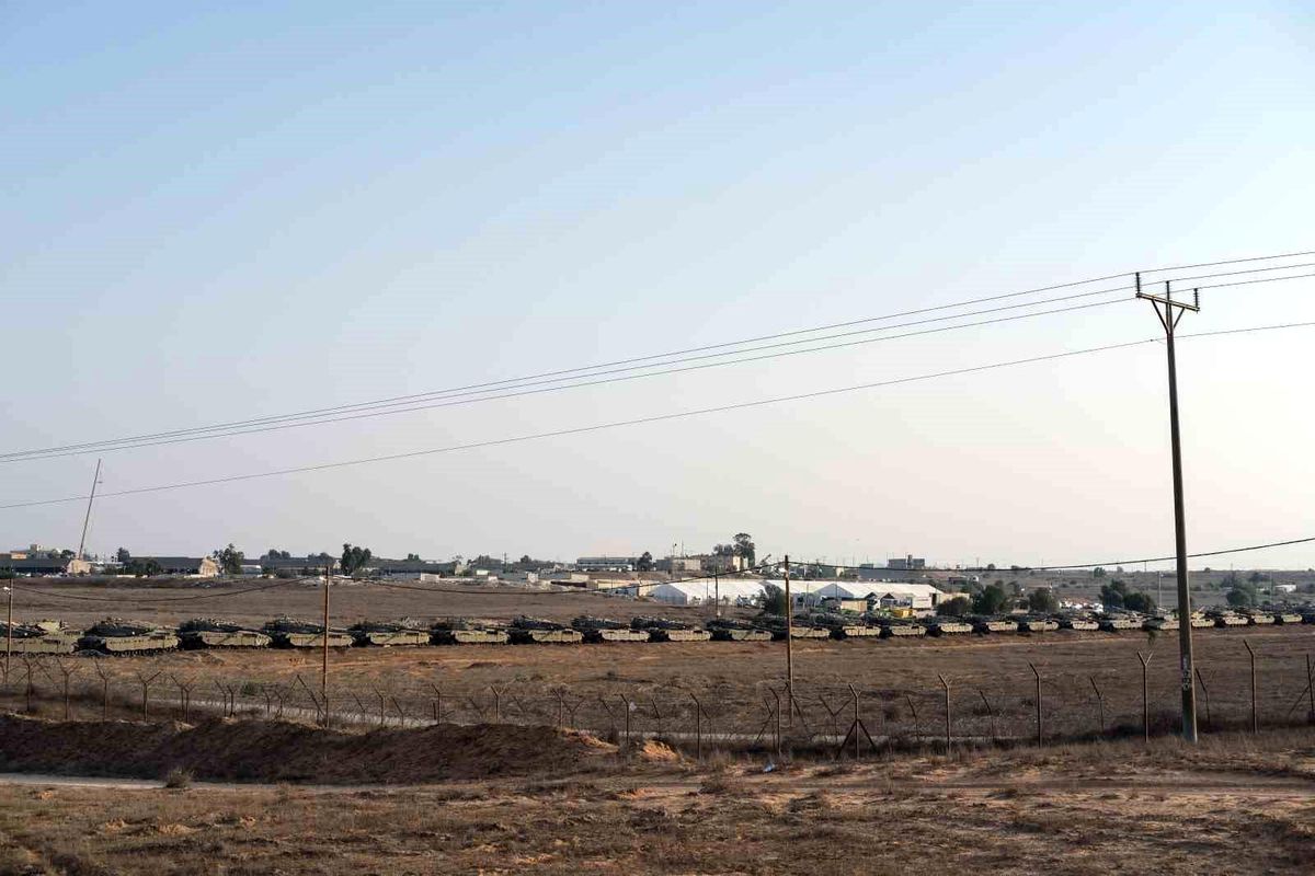 İsrail, Gazze Şeridi\'ne kara harekatı için tankları sınıra yerleştiriyor