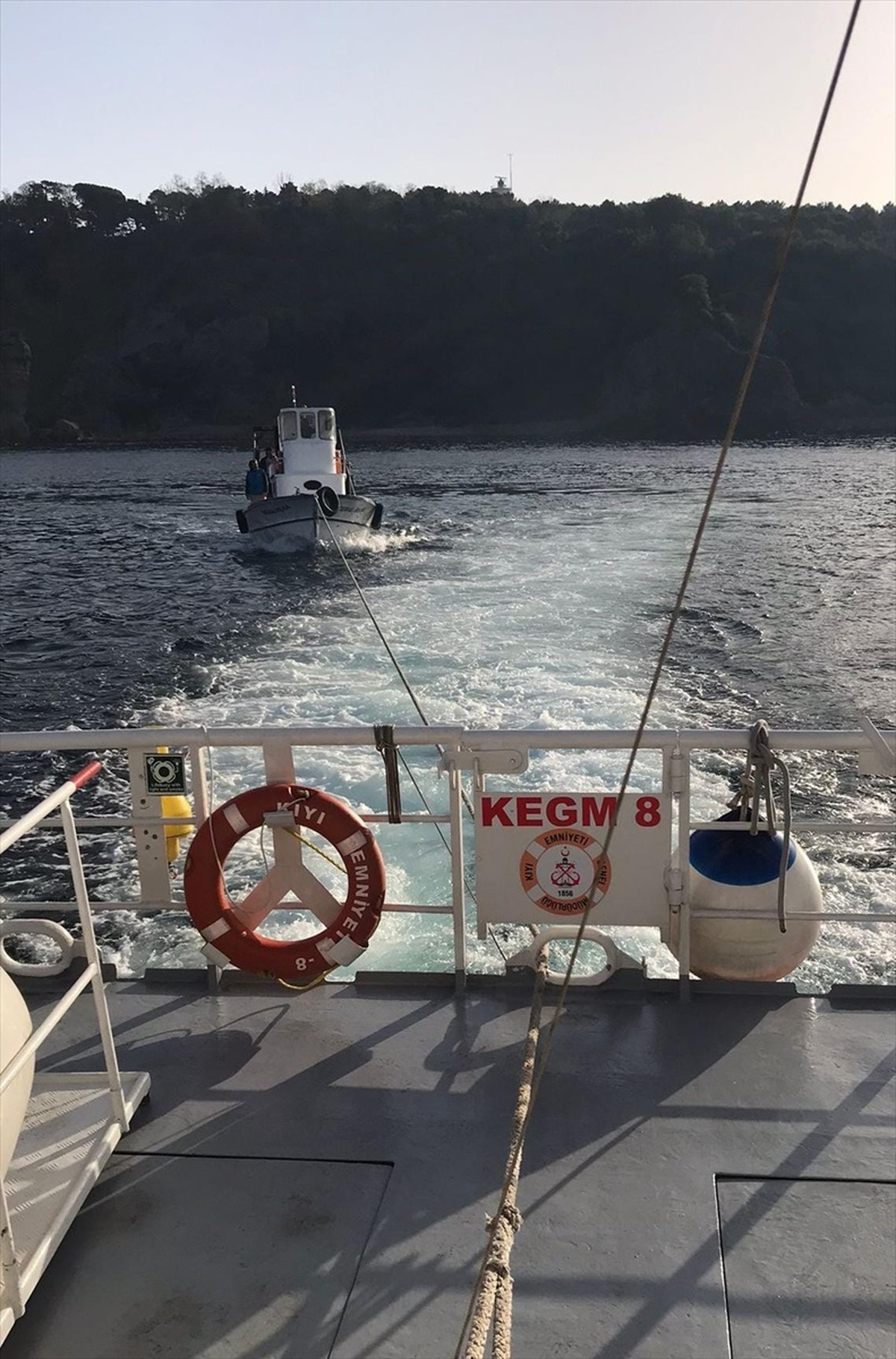 Beykoz\'da sürüklenen tekne kıyıya yanaştırıldı