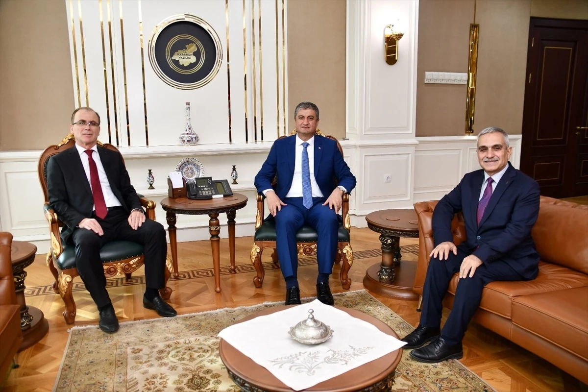PTT Karabük Başmüdürü Vali Mustafa Yavuz\'u ziyaret etti