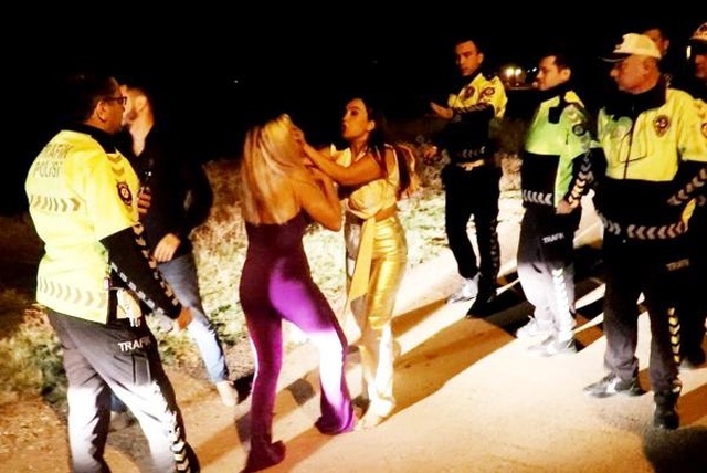 Denizli'de Alkollü Otomobil Kazası: 2 Kadın Polise Zorluk Çıkardı Denizli'de Alkollü Otomobil Kazası: 2 Kadın Polise Zorluk Çıkardı
