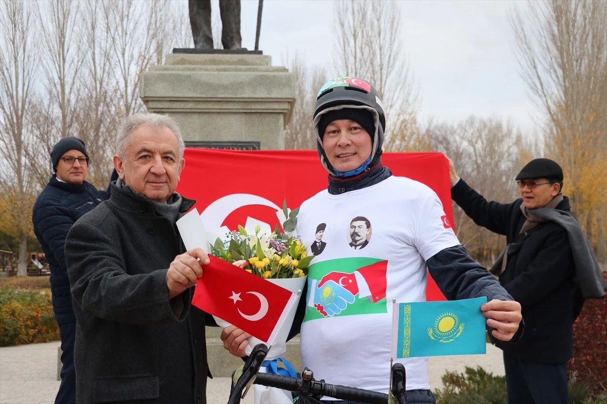 Kazak Bisikletçi Türkiye Cumhuriyeti\'nin 100. Yılını Kutladı