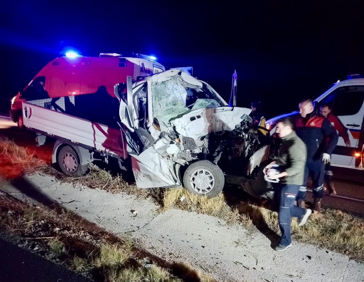 Kırşehir\'de Trafik Kazasında 2 Kişi Hayatını Kaybetti, 3 Kişi Yaralandı