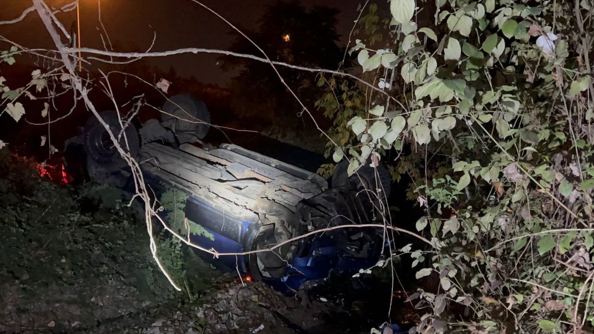 Gebze\'de Otomobil Şarampole Devrildi: 2 Yaralı