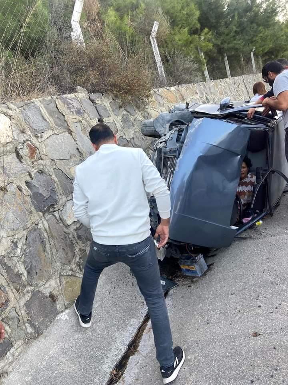 Kuşadası\'nda Otomobil Sulama Kanalına Düştü, Kadın Sürücü Yaralandı
