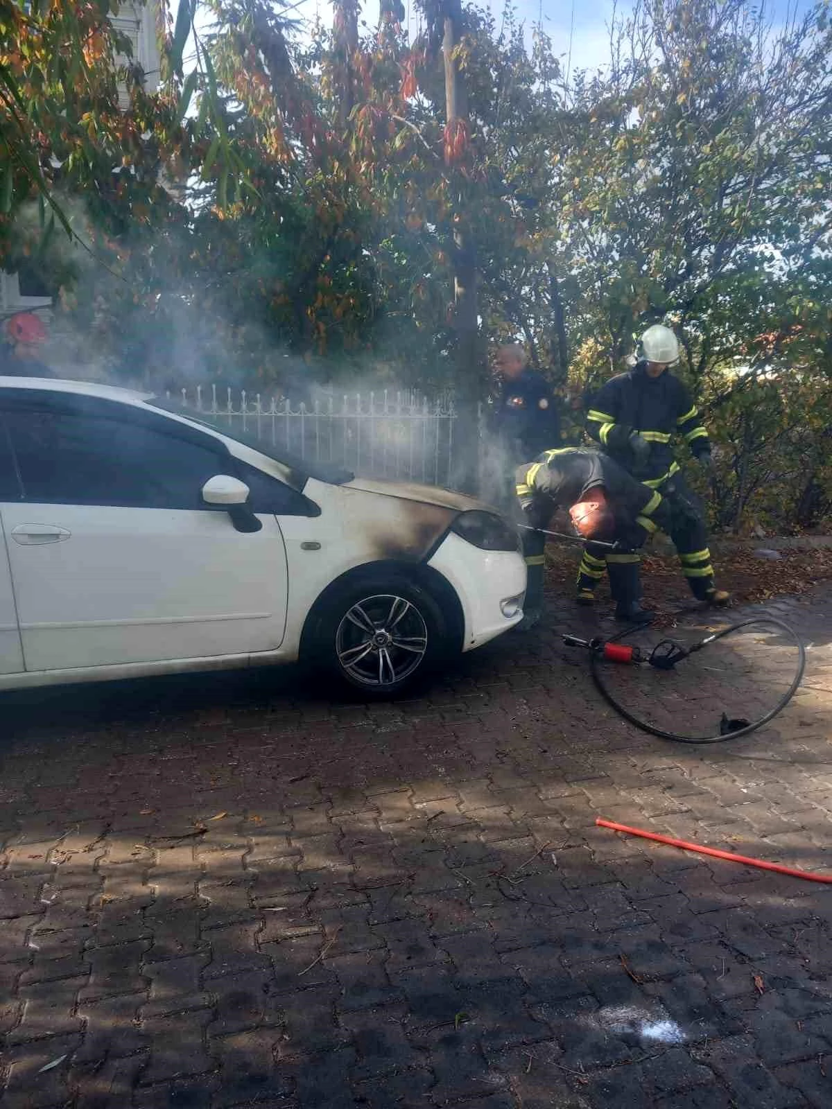Kütahya\'da park halindeyken yangın çıkan otomobilde maddi hasar oluştu