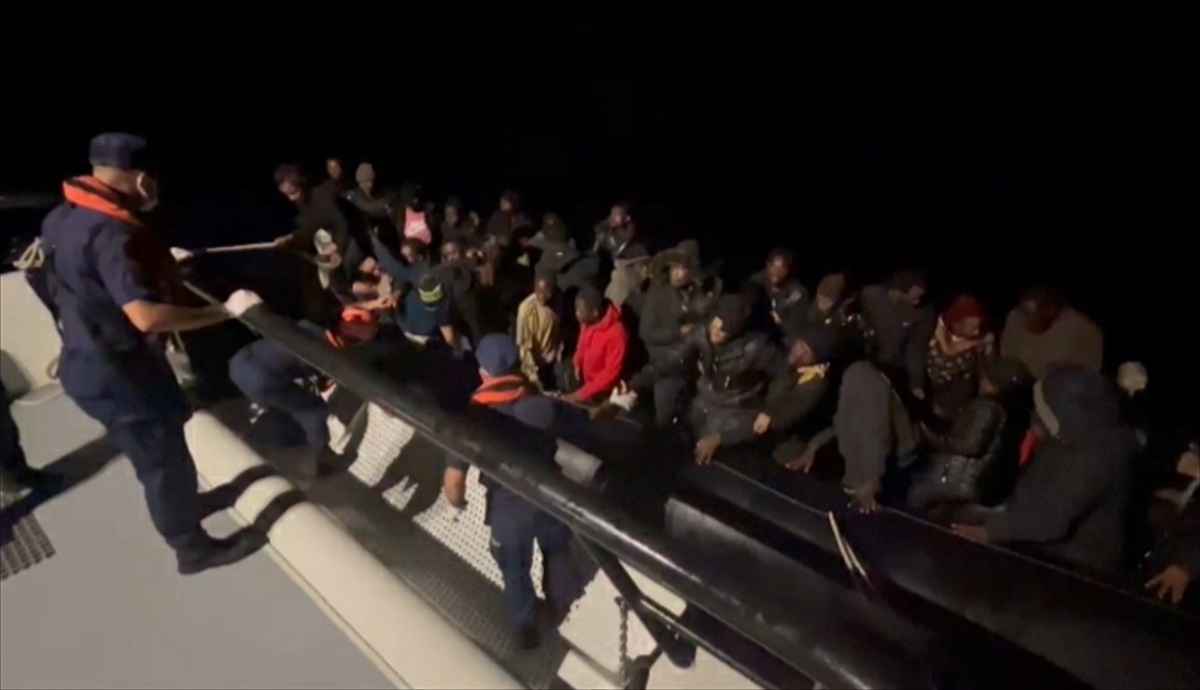 Marmaris açıklarında Yunanistan unsurlarınca itilen lastik bottaki 47 düzensiz göçmen kurtarıldı