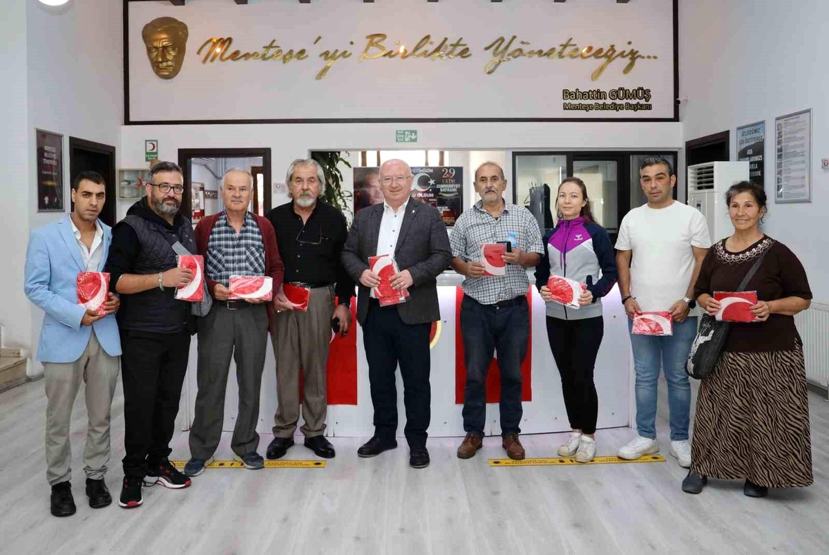 Menteşe Belediyesi Cumhuriyetin 100. Yılında Evleri Bayraklarla Donatıyor