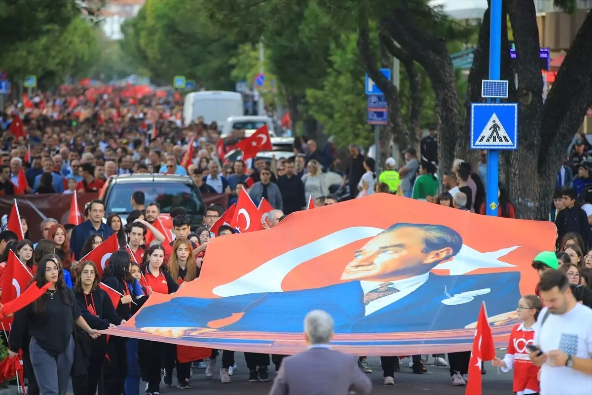 Muğla\'da Türk bayraklarıyla "Cumhuriyet Yürüyüşü" düzenlendi