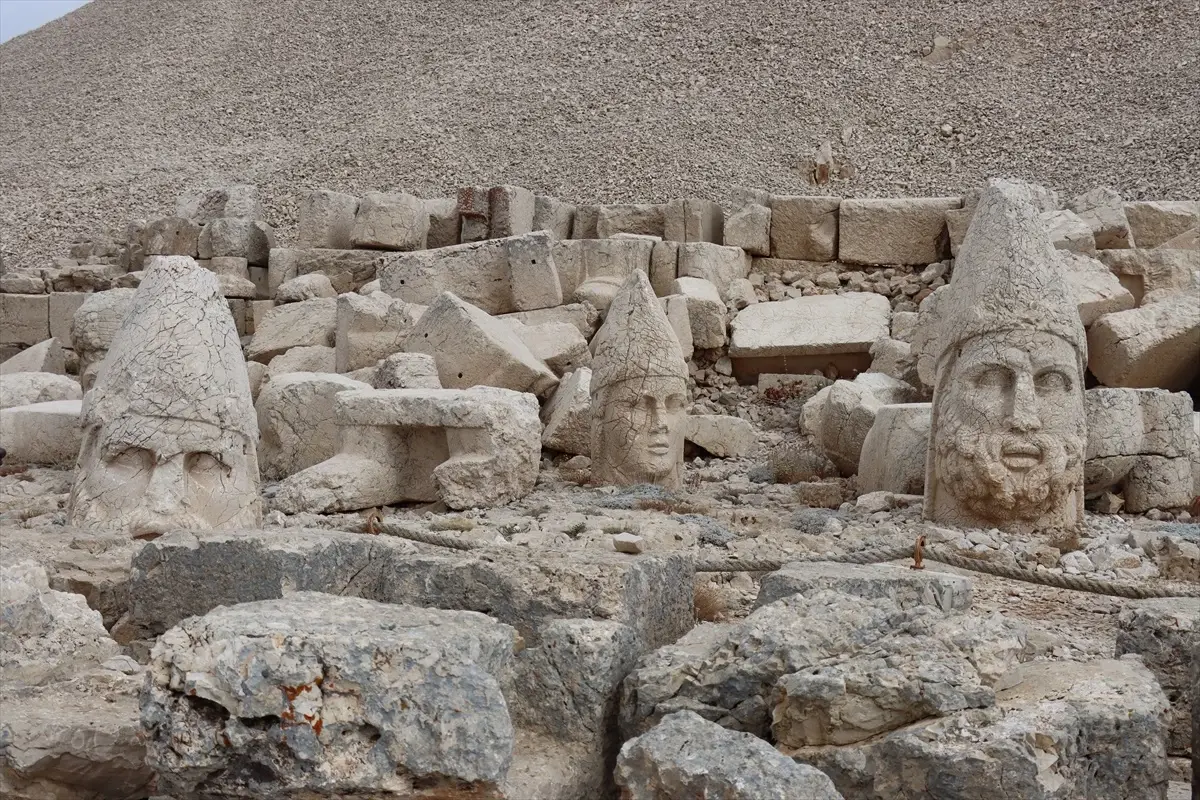 Nemrut Dağı\'ndaki Devasa Heykellere Nano Kireç Uygulaması