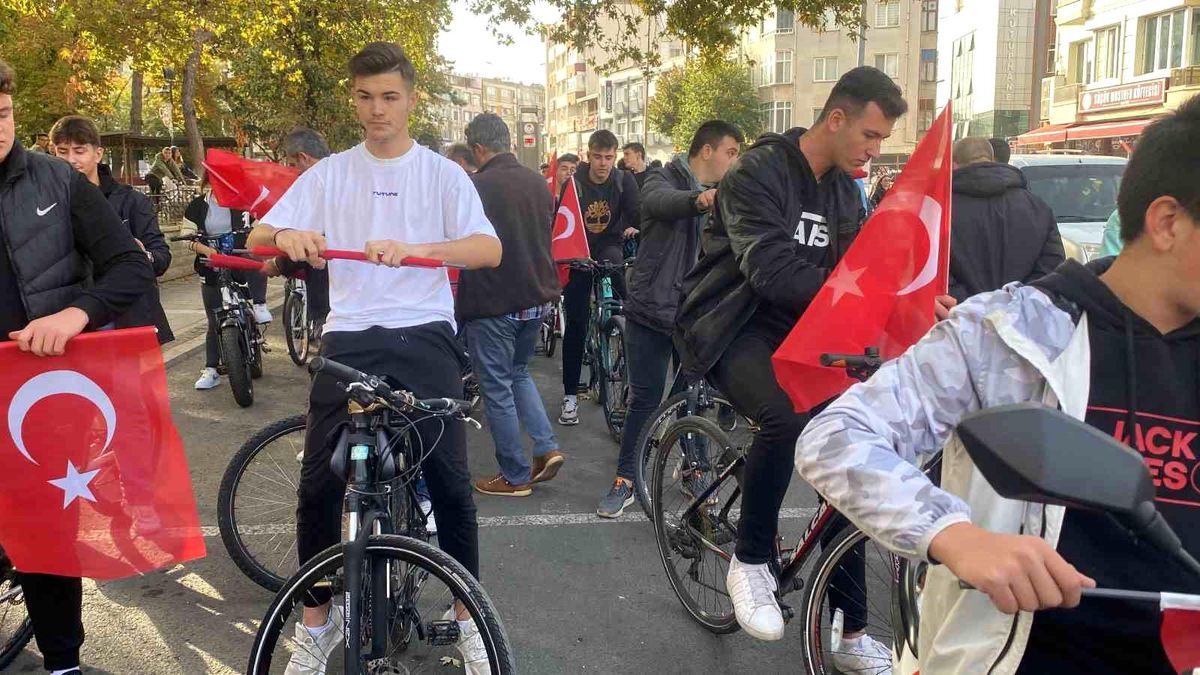 Kırklareli\'nde Öğrenciler Cumhuriyet\'in 100. Yılında Bisiklet Turu Yaptı