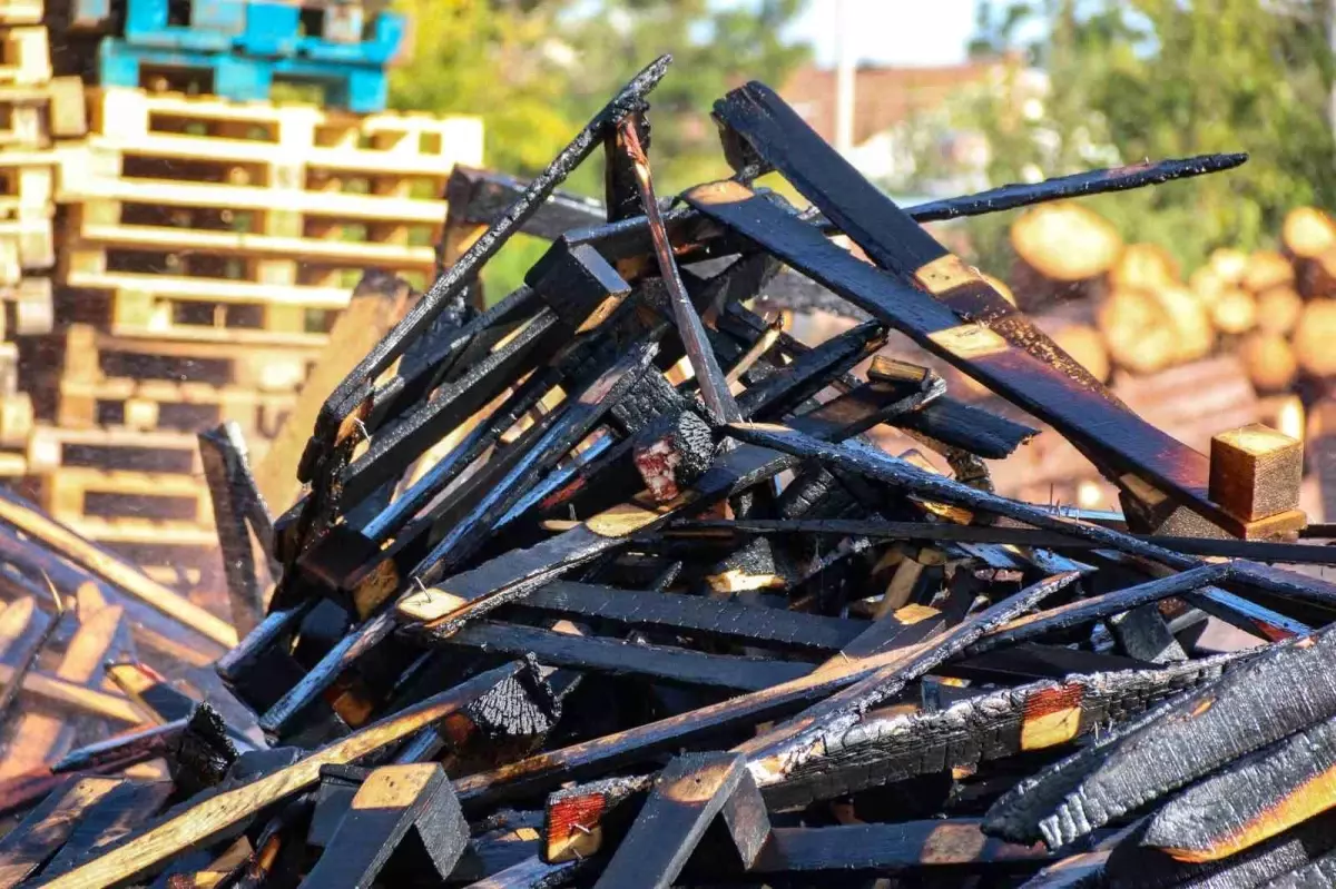 Antalya\'da Palet Üretim Tesisi Yangını