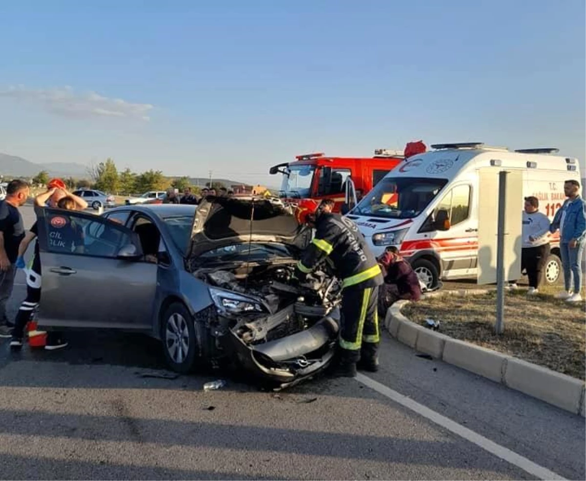 Denizli\'de Yeniköy Kavşağı\'nda meydana gelen kazada 1 kişi öldü, 5 kişi yaralandı