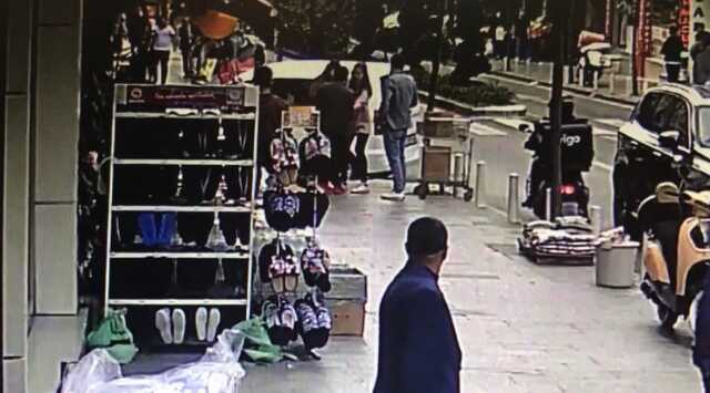 Şiddet gördüğü kocasını sokak ortasında göğsünden bıçakladı