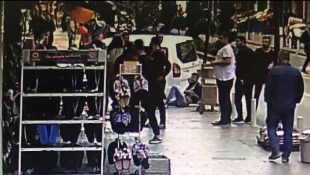Şiddet gördüğü kocasını sokak ortasında göğsünden bıçakladı