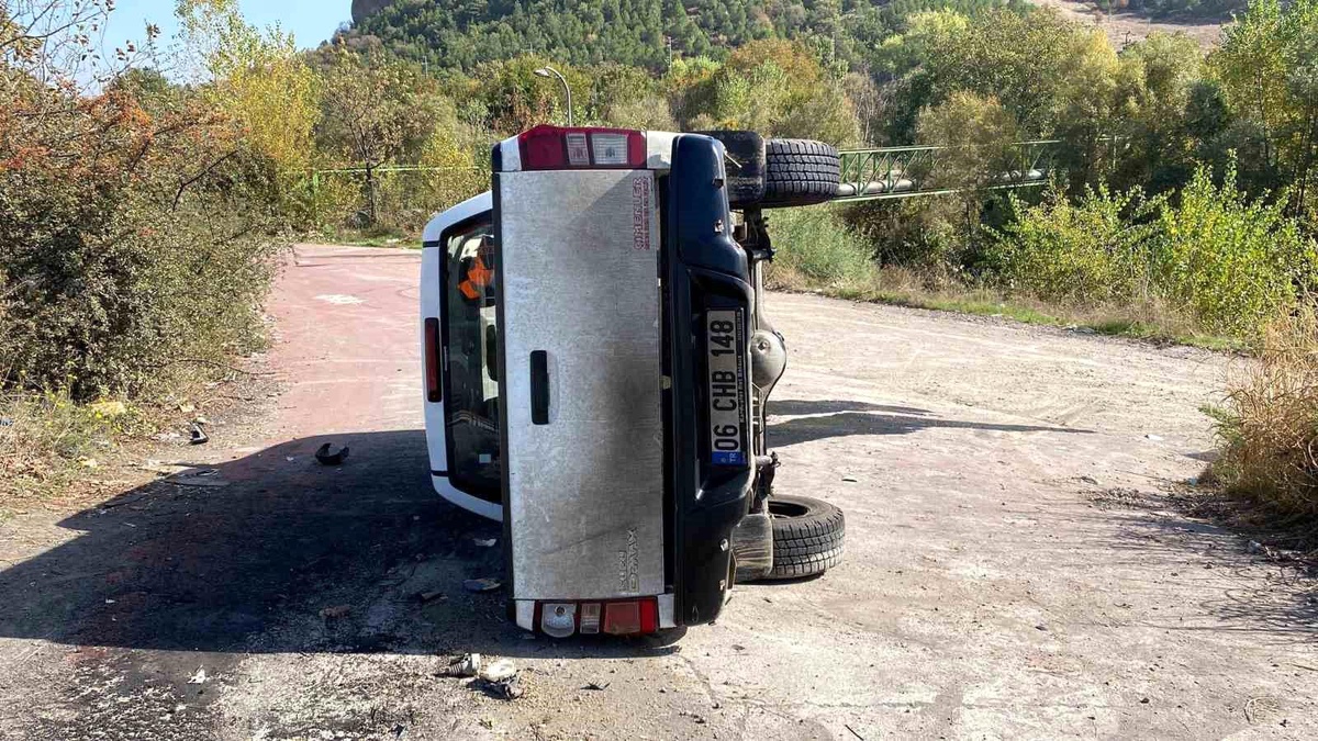 Karabük\'te Kamyonet Bisiklet Yoluna Devrildi