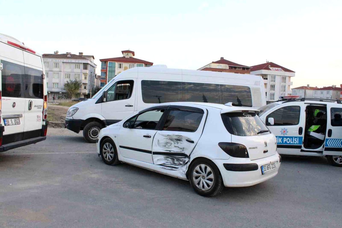 Tekirdağ\'da Servis Aracı ile Otomobil Kaza Yaptı