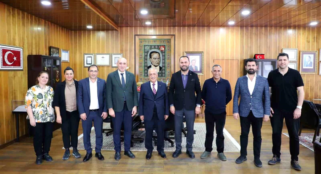 İşitme Engelliler Federasyonu Başkanı ve Yönetim Kurulu Üyeleri Erzurum Valisi\'ni Ziyaret Etti