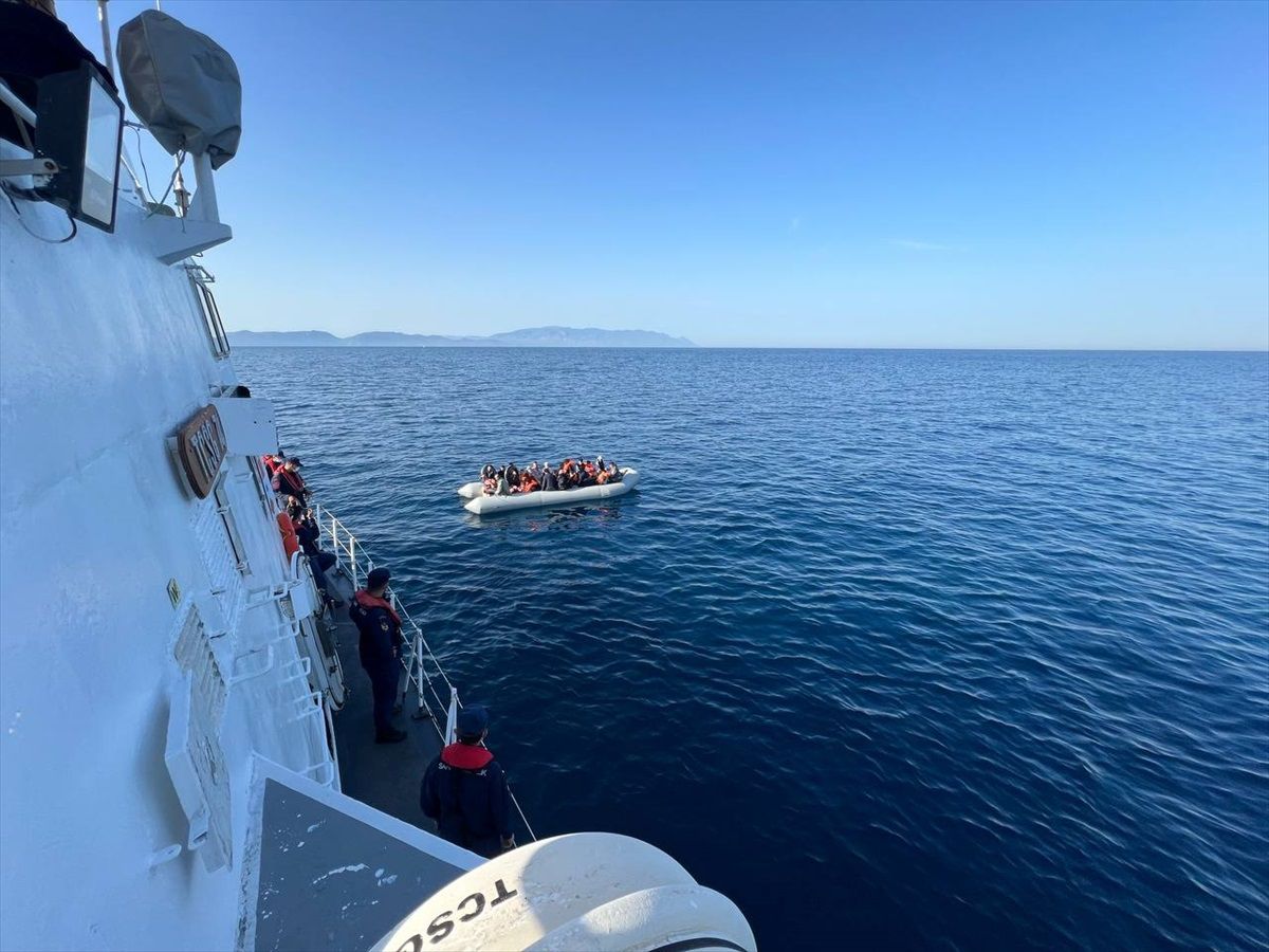 Yunanistan unsurlarınca Türk kara sularına itilen 37 düzensiz göçmen kurtarıldı