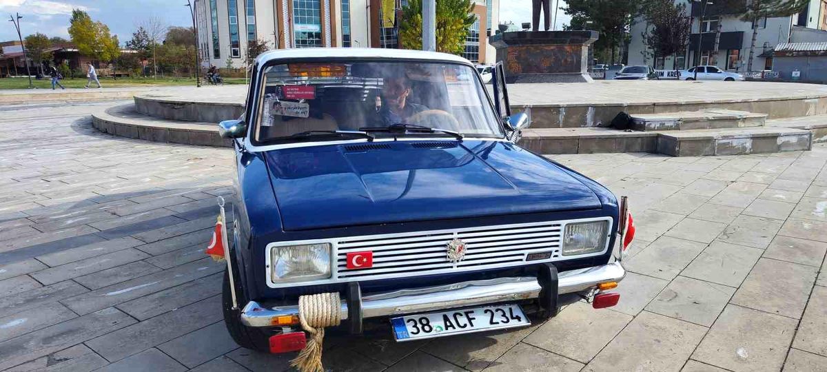 Sivas\'ta Klasik Araba Tutkunu Ali Temurbaş, 27 Yıl Sonra Aracına Kavuştu