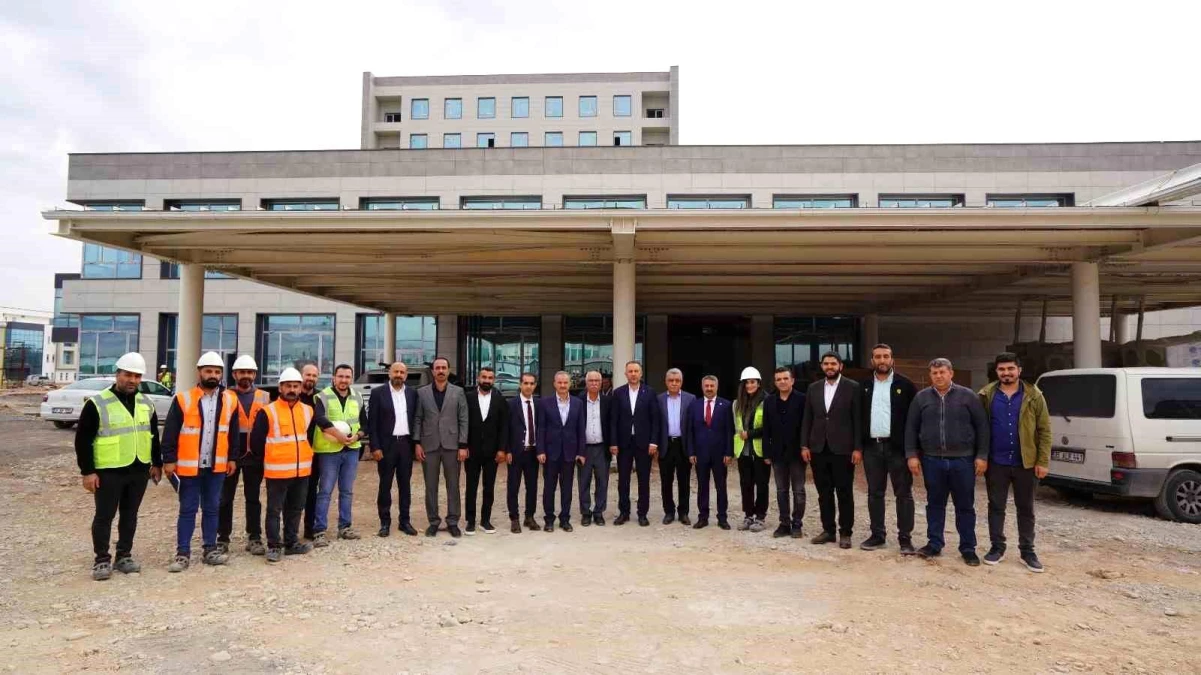 Adıyaman'da yapımı süren Kadın Doğum ve Çocuk Hastalıkları Hastanesi'nde inceleme