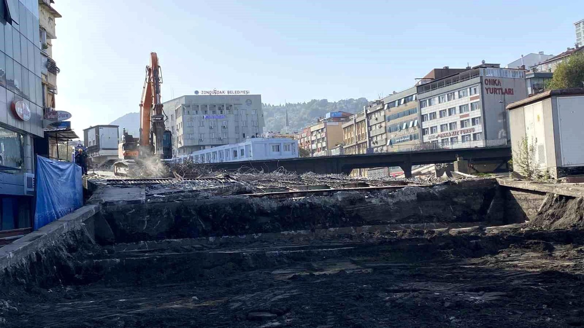 Zonguldak\'ta Fevkani köprüsünde demirler sökülerek kamyonlara yükleniyor