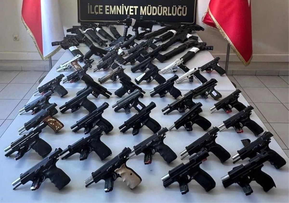 Adana\'da Ruhsatsız Silah Yakalatan 15 Kişi Tutuklandı