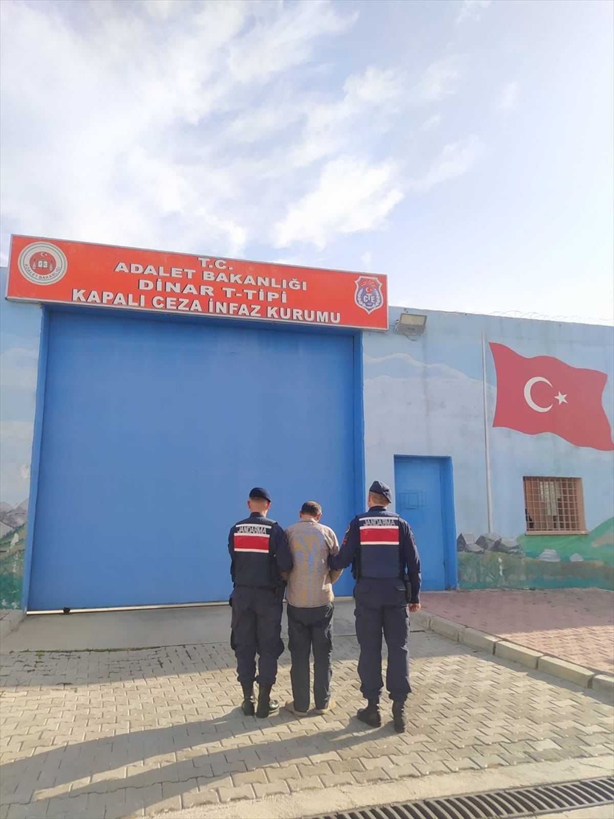 Afyonkarahisar\'da farklı suçlardan aranan 10 kişi gözaltına alındı
