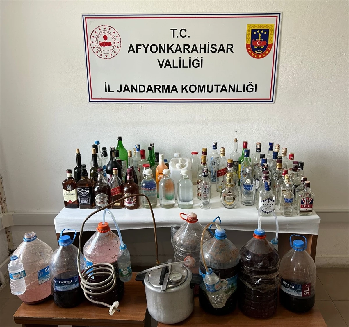 Afyonkarahisar\'da Kaçak Alkol Üretimi ve Silah Kaçakçılığı Operasyonları