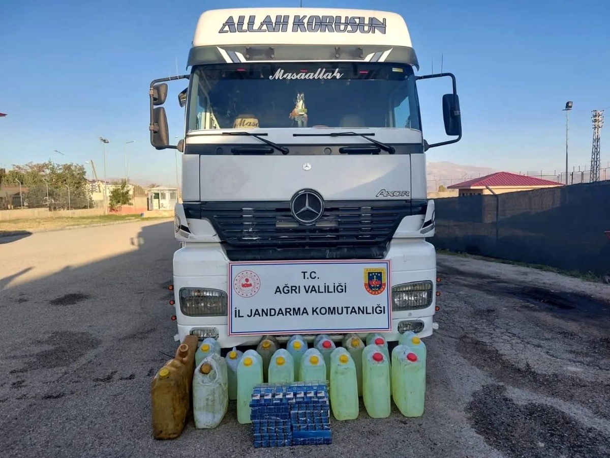 Ağrı\'da Tırda Gümrük Kaçağı Akaryakıt ve Sigara Ele Geçirildi